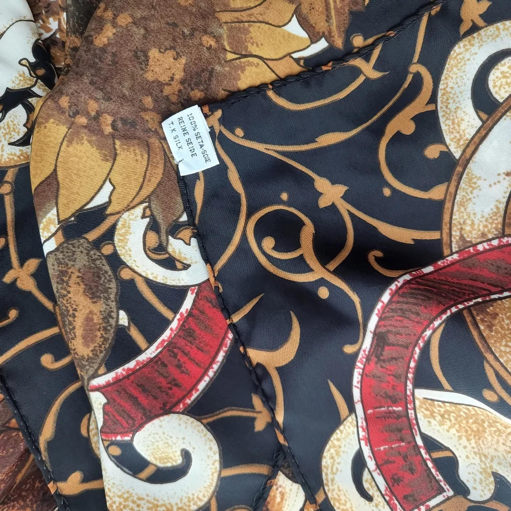 CHANEL elegant scarf
